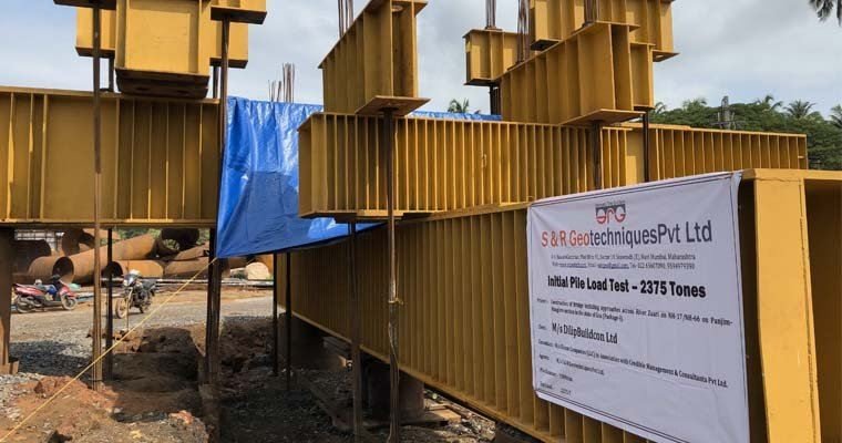 Static vertical pile load test set-up with kentledge and hydraulic jacks