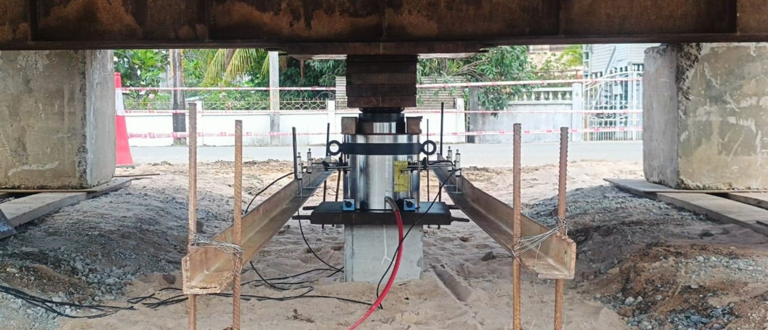 Hydraulic jack and load cell set up for efficiency testing